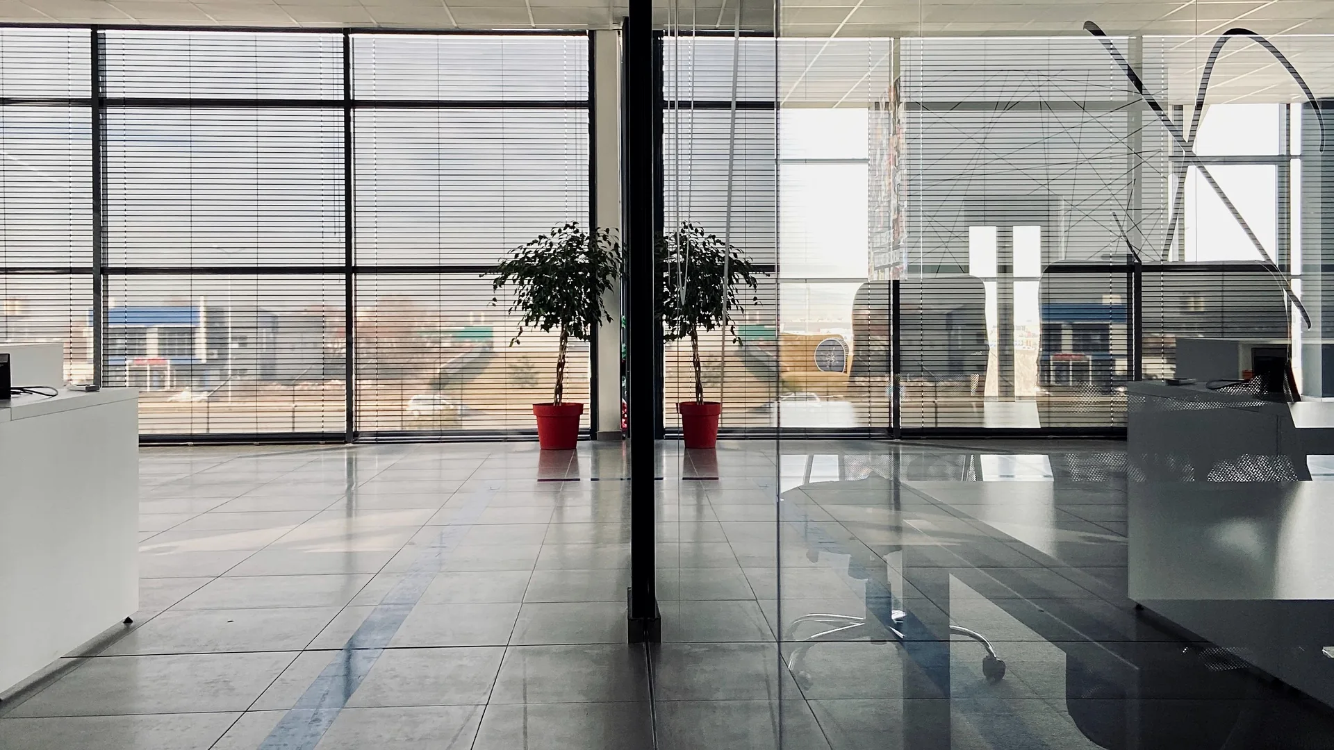 Slim glass partition interior